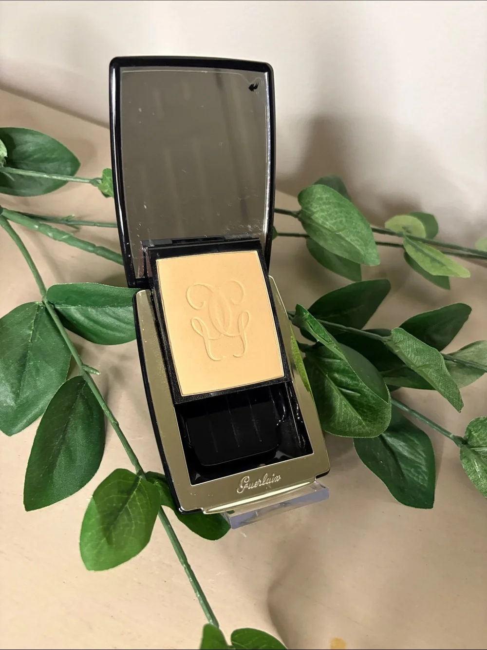 GUERLAIN Gold Radiance Powder Foundation Rejuvenated Effect SPF15 Light Beige 02